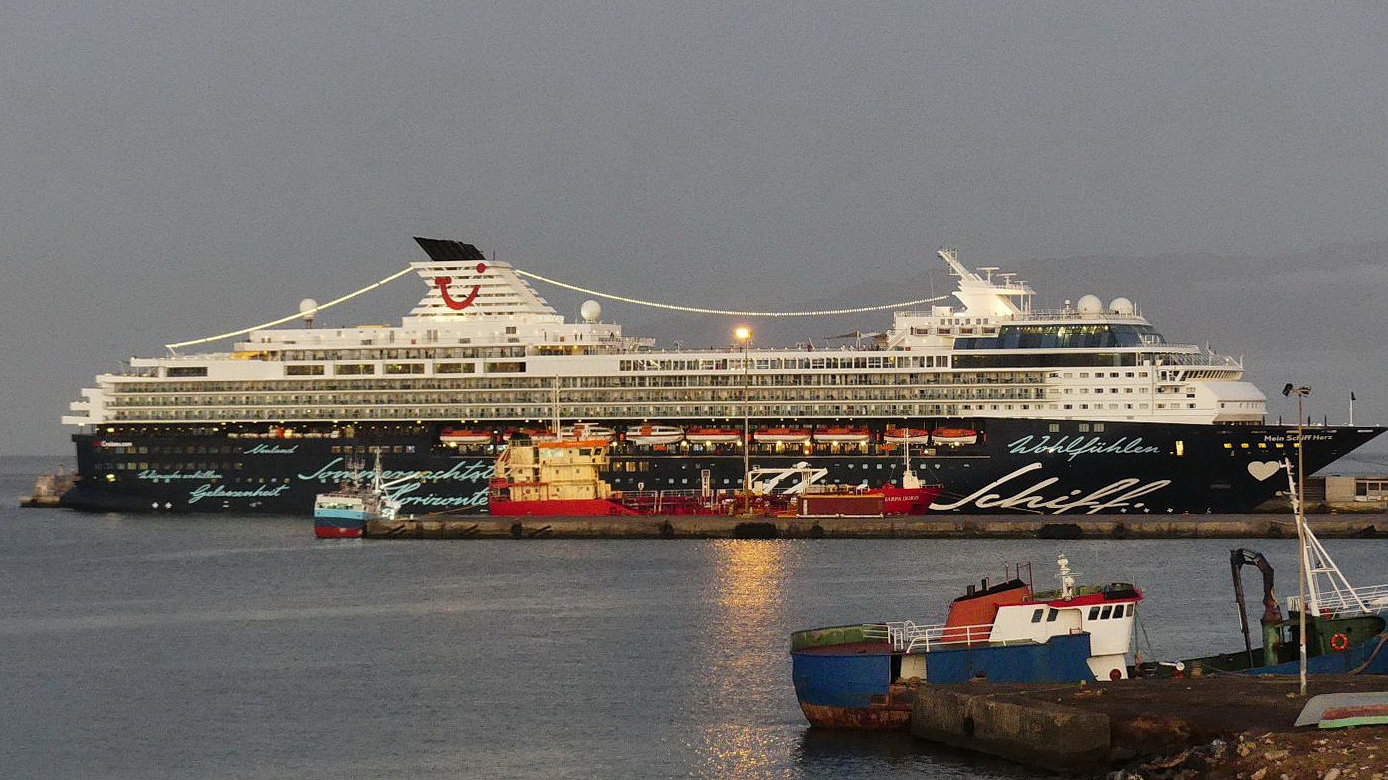 KAPVERDEN/SAO VICENTE -  wir passieren unser Kreuzfahrtschiff "Mein Schiff Herz" im Hafen von Mindelo
