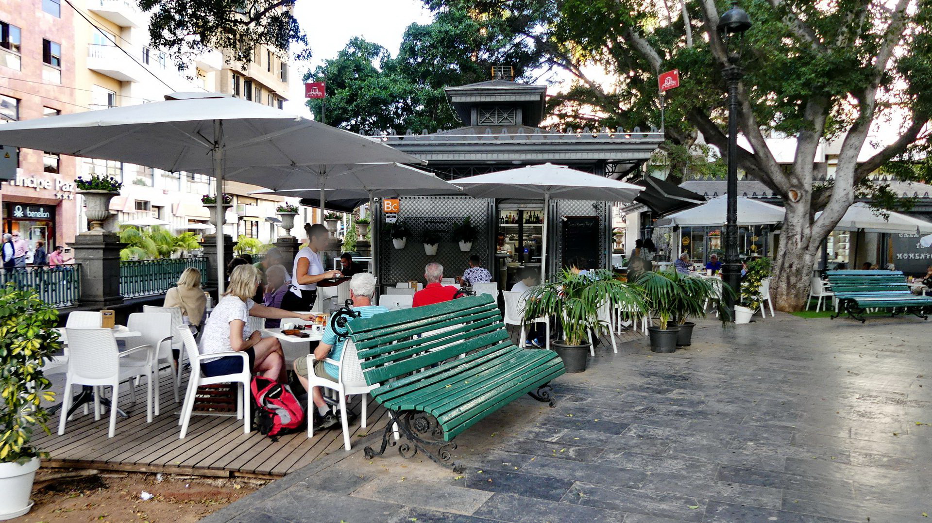 TENERIFFA / SANTA CRUZ - kleines Café am Rand des Parks