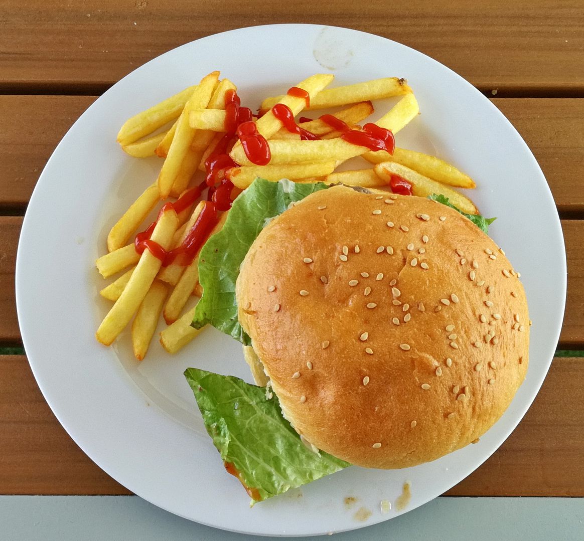 4. SEETAG - mittags gönnen wir uns einen Klassik-Burger am Cliff24-Grill auf dem Pooldeck