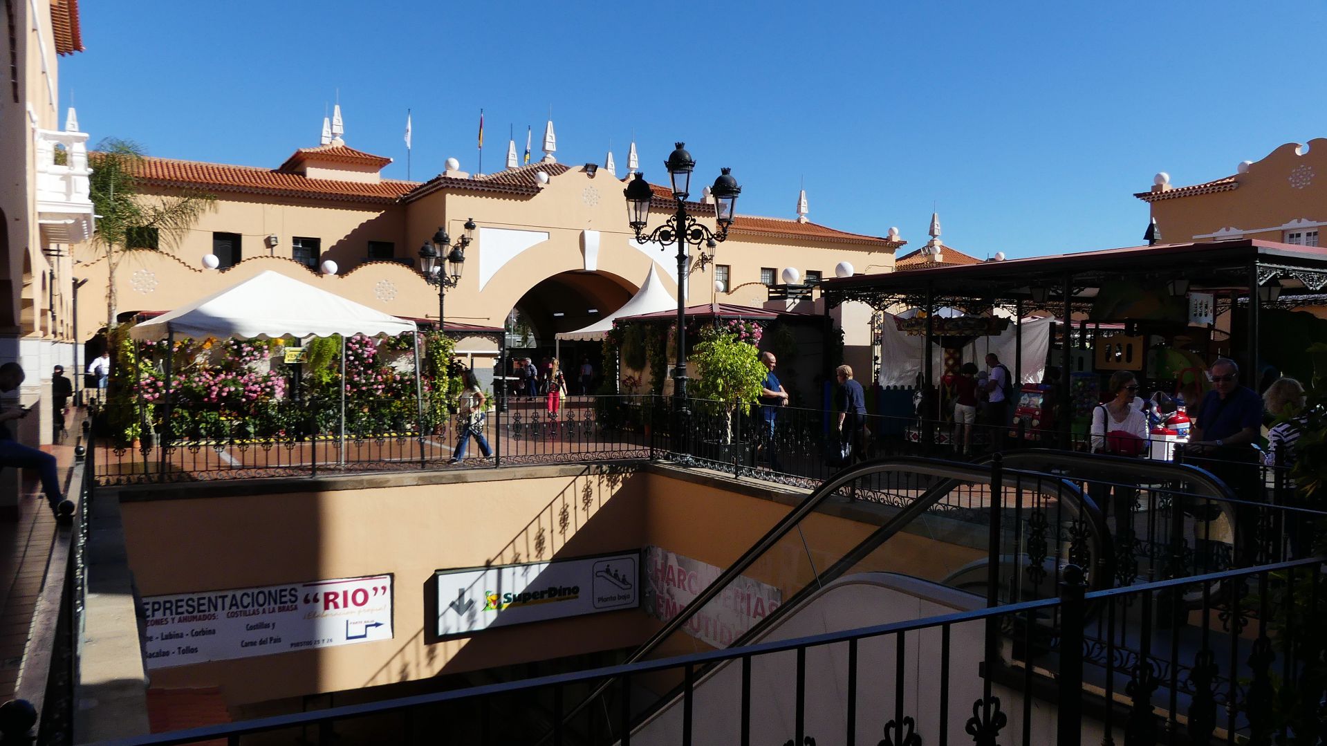TENERIFFA / SANTA CRUZ - auf 2 Ebenen befinden sich Marktstände, Restaurants, ein Spielplatz für Kinder und noch einiges mehr