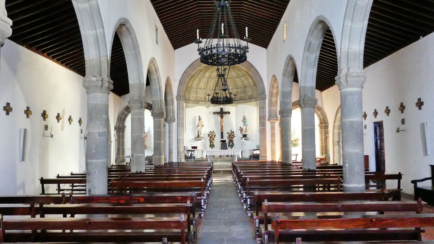 AZOREN / TERCEIRA - das Innere der Kirche sieht eher spartanisch aus