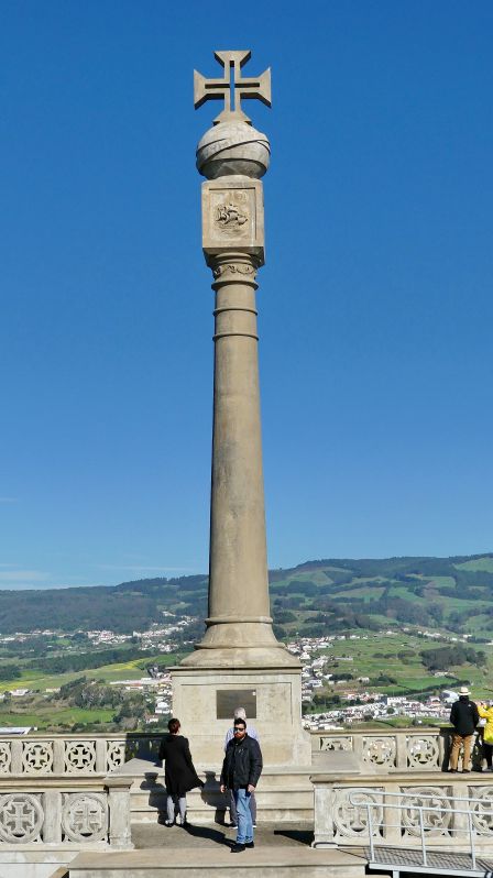 AZOREN / TERCEIRA - das Denkmal aus Beton am Aussichtspunkt des Monte Brasil wurde anläßlich des 500-jährigen Jubiläums der Entdeckung der Azoren (1432-1932) errichtet
