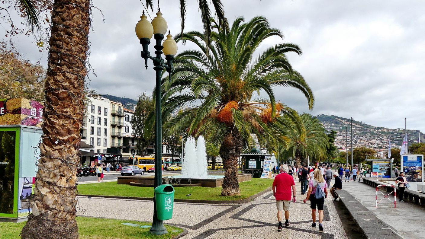 AZOREN / MADEIRA - die Promenade von Funchal