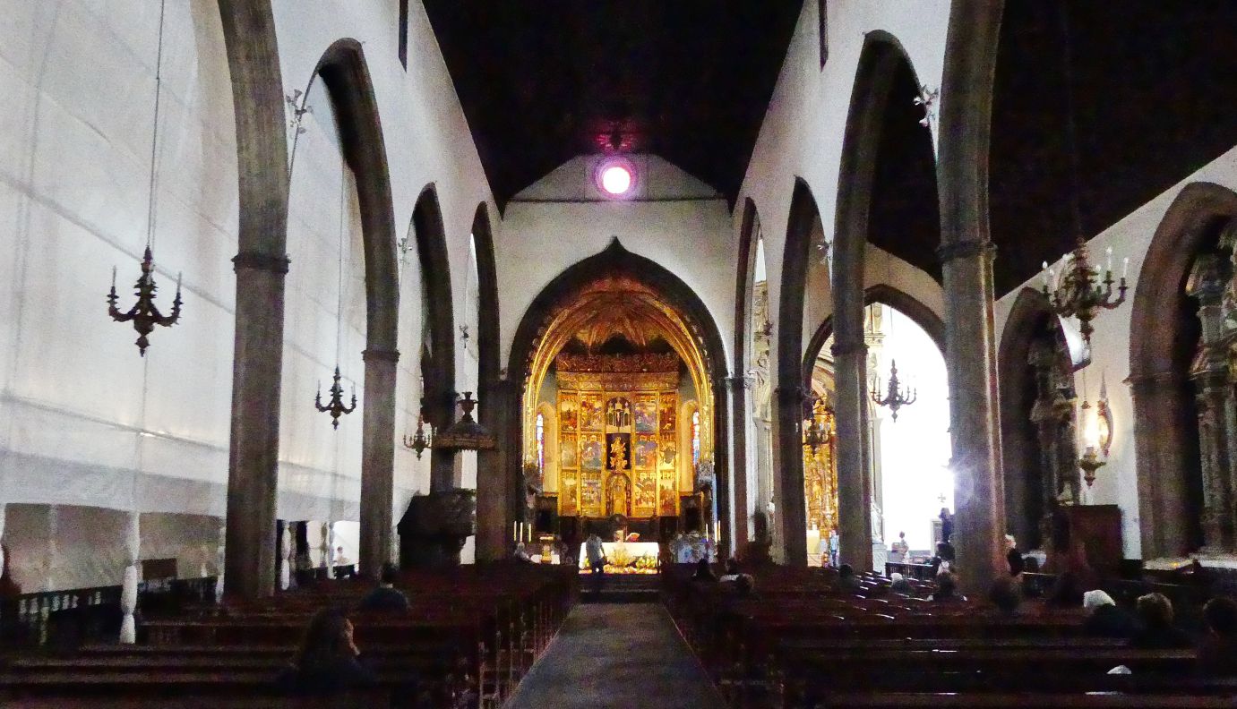 AZOREN / MADEIRA - das Innere der Kathedrale wirkt sehr dunkel und wuchtig