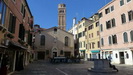 VENEDIG - der Campo San Tomà mit der Scuola dei Calegheri (15. Jhdt.), heute eine Bibliothek , früher gehörte sie der Gilde der Schuster, im im Hintergrund ein Kirchturm