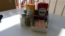 NORWEGIAN JADE / DECK 12 - auf allen Tischen steht Senf, Ketchup, Salz, Pfeffer, Zucker, Süßstoff und ...