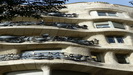 BARCELONA - die schmiedeeisernen Balkongitter am Casa Milà sind improvisierte Unikate von Josep Maria Jujol und die Wände der Wohnungen lassen sich individuell verändern
