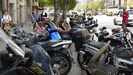 BARCELONA - typisch für Barcelona, Motorräder stehen oft in 2 Reihen am Straßenrand, Parkplätze, besonders für Autos, sind knapp