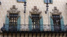 BARCELONA - schön verzierte Fenster mit einem schmiedeeisernen Balkon