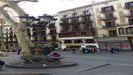 BARCELONA - der gusseiserne Brunnen Font Canaletes (1860) am Anfang der Rambla trägt eine vierarmige Straßenlaterne