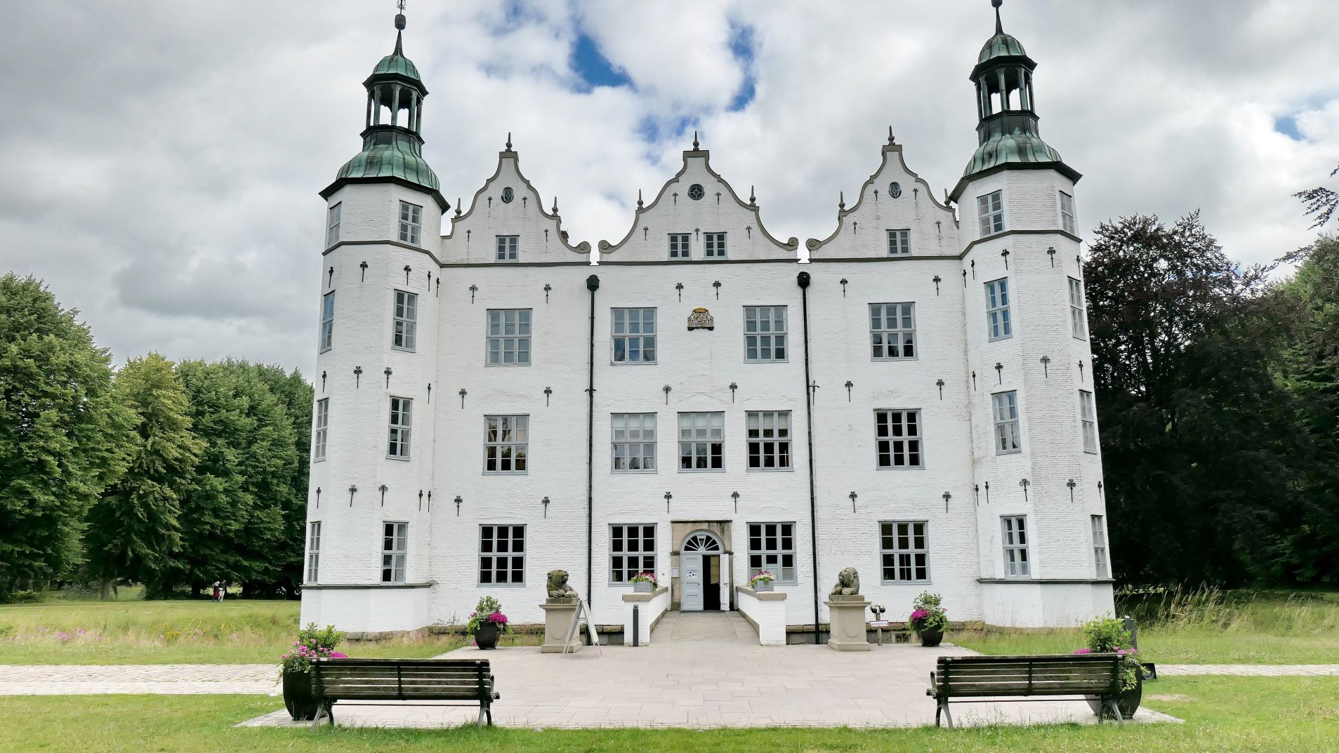 AHRENSBURG - der Haupteingang zum Schloss wird von 2 Steinlöwen bewacht
