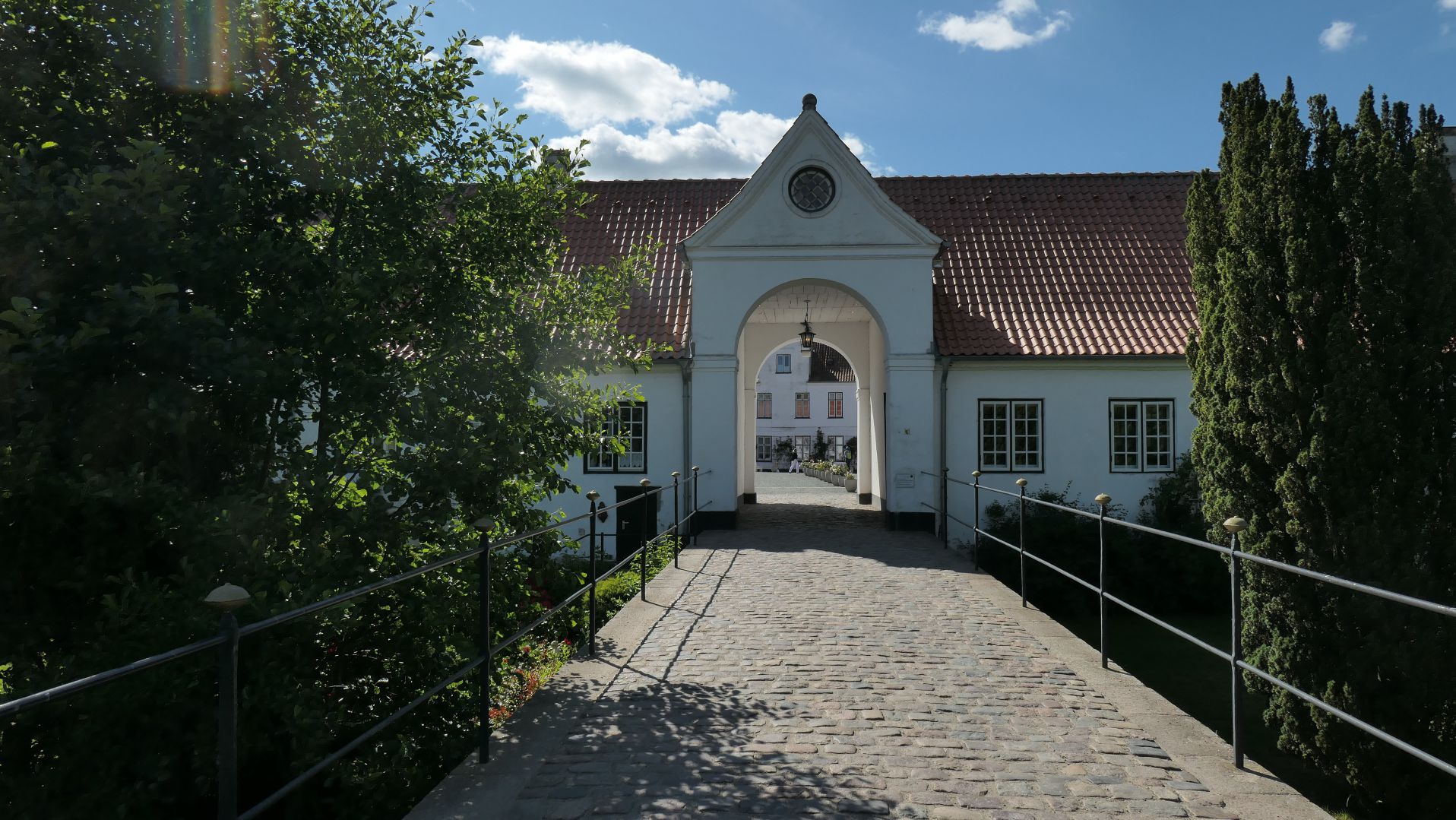 FLENSBURG - über eine Brücke gelangen wir durch das Torhaus in den Wirtschaftshof (Vorburg) des Schlosses