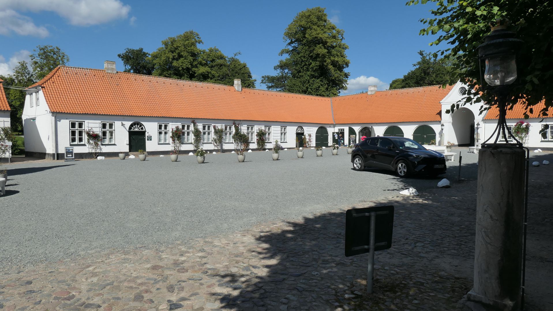FLENSBURG - hier befand sich u.a. das Back- und Brauhaus, das Kavaliershaus und die Ställe des Schlosses Glücksburg
