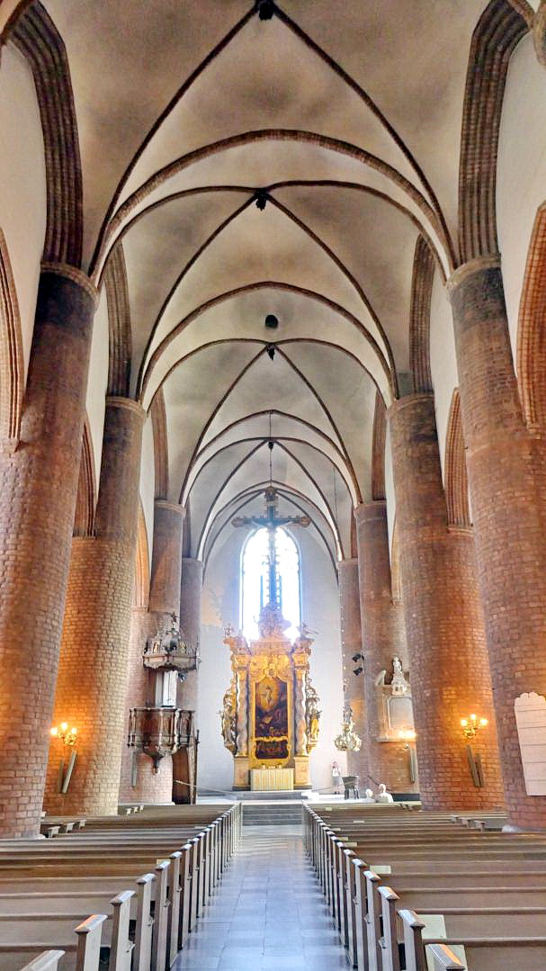 FLENSBURG - die Kirche besitzt im Inneren sehr monumentale Säulen im Vegleich zu anderen Kirchen