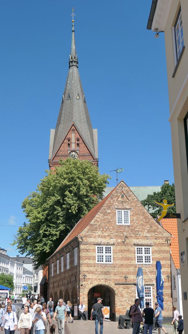 FLENSBURG - der Schrangen (denkmalgeschütztes Gebäude) aus dem 16. Jahrhundert, dahinter erhebt sich 
								die Marienkirche  