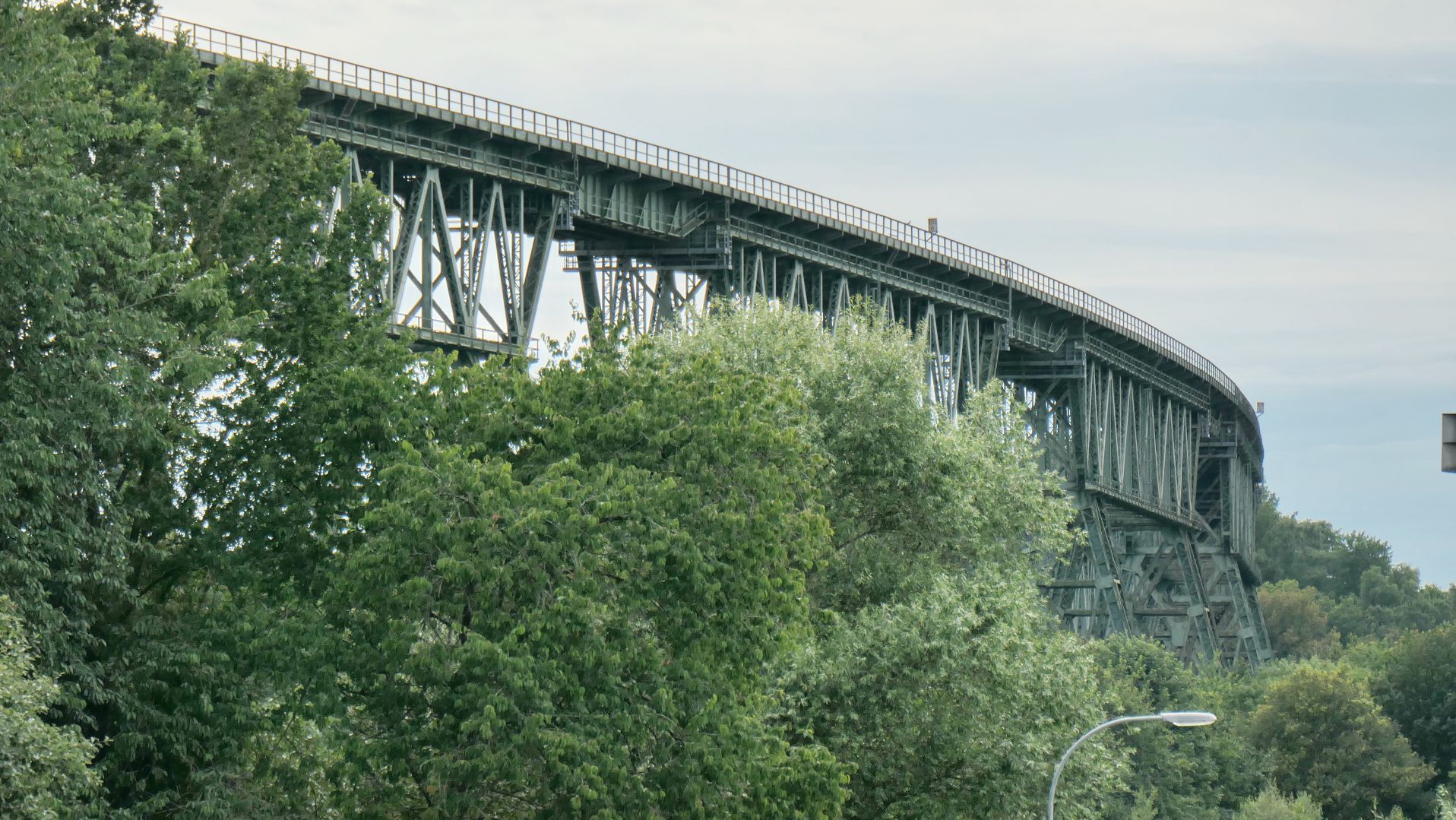 NORD-OSTSEE-KANAL - vom Schiff aus kann man gut die langen Rampen hinauf zur Brücke sehen