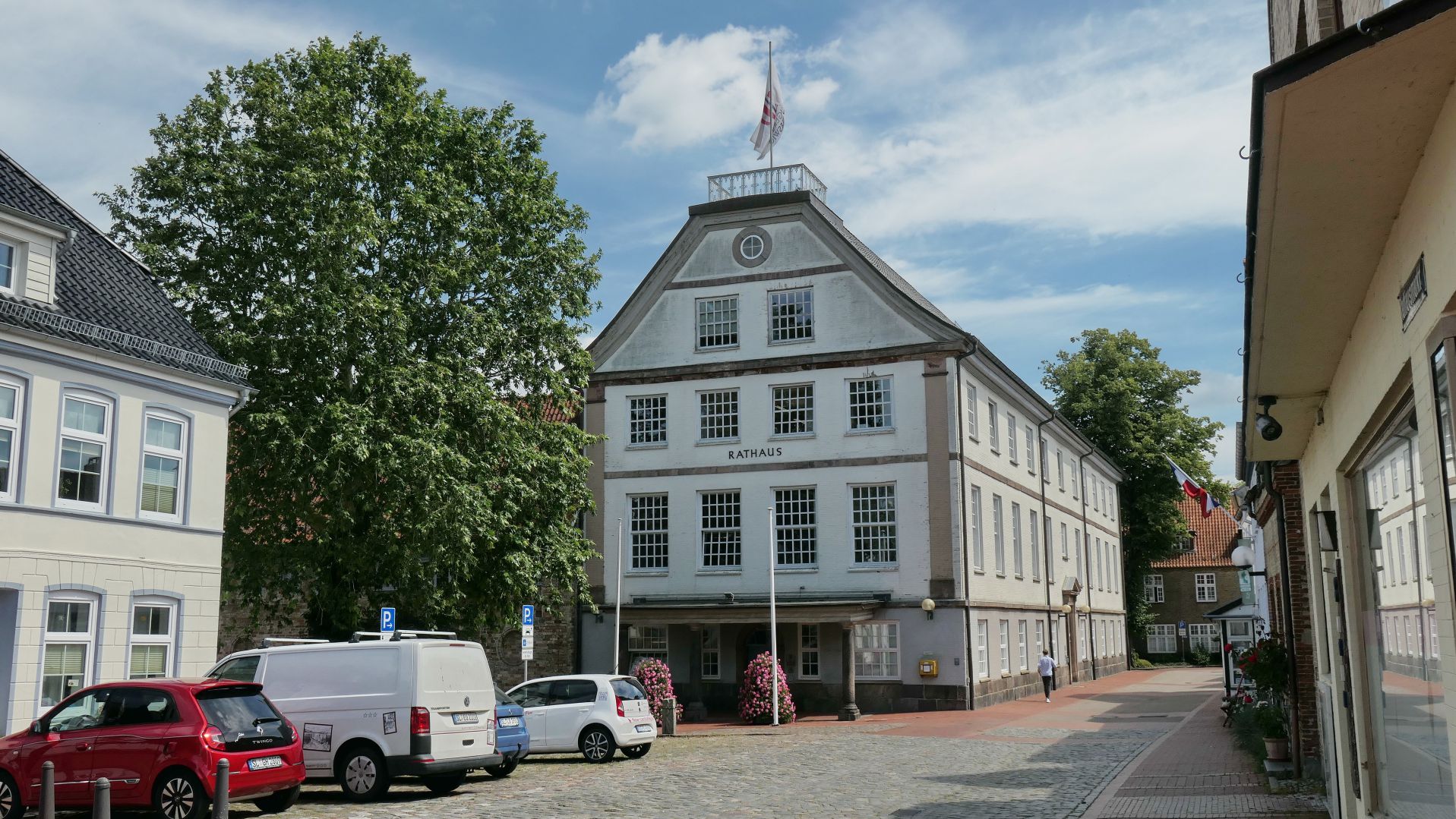 SCHLESWIG - wir unternehmen einen Abstecher zum klassizistischen Rathaus von 1795 ganz in der Nähe