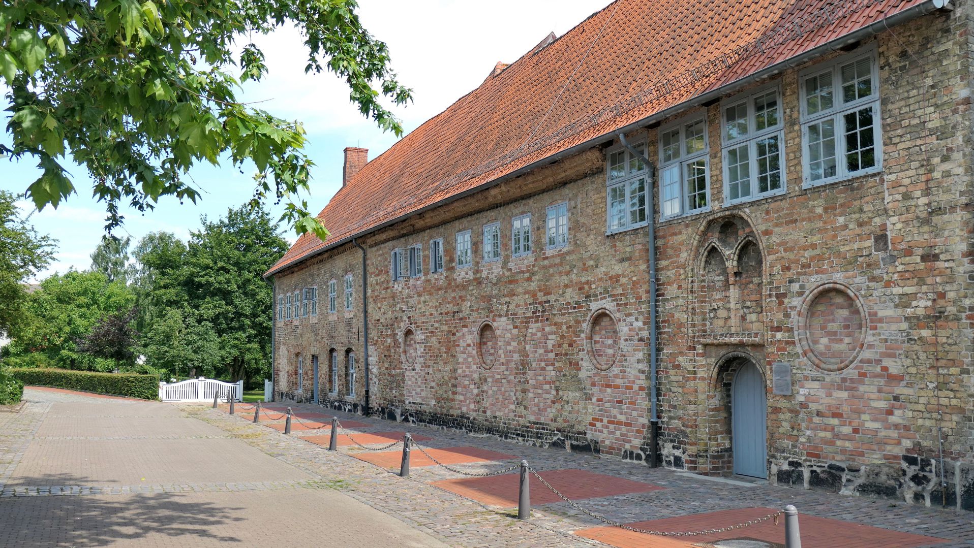 SCHLESWIG - direkt neben dem Rathaus stehen die Reste des Graukloster , ein ehemaliges Franziskanerkloster von 1234