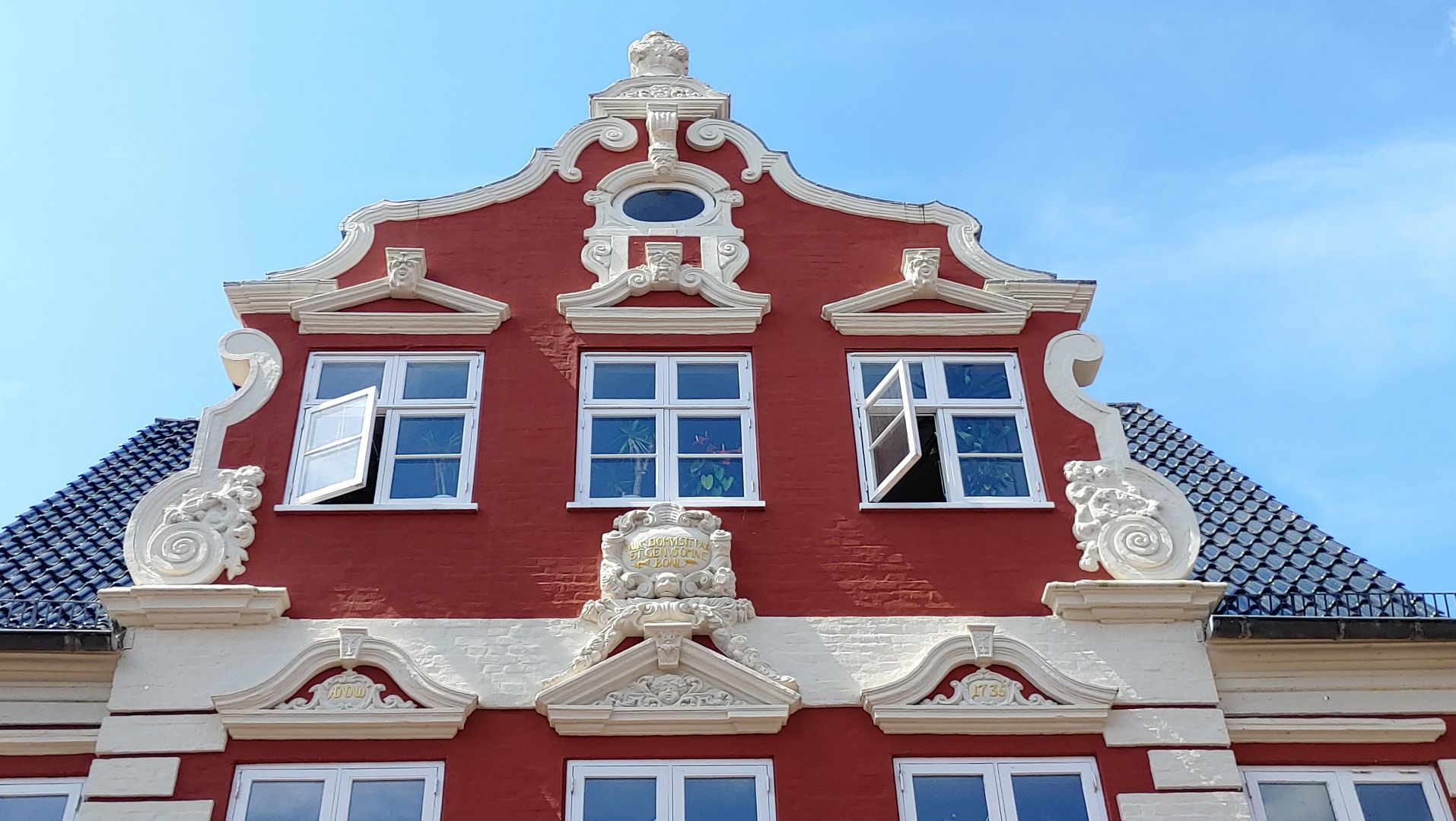 SCHLESWIG - schöne Dekorationen am "Arbosche Haus" von 1735, niederländischer Barock