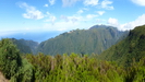 schöner Blick über Madeira, vor uns das große Tal des Ribeira Da Janela, im Hintergrund der Fanal