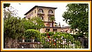 schne alte Villa mit Rosengarten