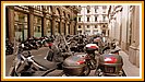 typisch italienisch, Motorrder und Mopeds sind ein beliebtes Fortbewegungsmittel