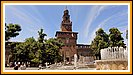 Das mchtige von Zinnen gekrnte Castello  Sforzesco von 1450, der Haupteingang