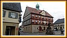 im Zentrum der Stadt steht das Rathaus (1685) am Marktplatz