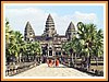 Mnche vor dem Haupteingang von Angkor Wat