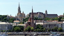 BUDAPEST - Blick über die Donau auf das Burgviertel auf der Buda-Seite mit Matthiaskirche, Fischerbastei und die Szilágyi Dezső reformierte Kirche im Vordergrund