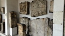BUDAPEST - 	Schrifttafeln, Skulpturen und andere Sachen werden außerhalb der Ruinen ausgestellt