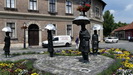 BUDAPEST - die Skulpturengruppe der 4 Frauen mit Schirm des zeitgenössischen Bildhauers, Malers und Grafikers Imre Varga steht gleich neben dem Platz Fö tér