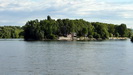 SCHIFFAHRT - eine weitere kleine Insel in der Donau, die Insel Lupa mit einigen kleinen Häusern