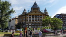 BUDAPEST - das Anker Palais am Deák Ferenc tér von 1909 besitzt eine interessante Fassade, könnte aber eine Renovierung vertragen