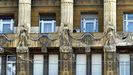 BUDAPEST - das Anker Palais am Deák Ferenc tér von 1909 besitzt eine interessante Fassade, könnte aber eine Renovierung vertragen