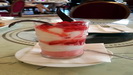BUDAPEST - ich bestelle mir einen Sorbetbecher mit Joghurt, Eis und Erdbeeren