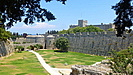 die Stadtmauer von Rhodos Stadt ist gewaltig, im Hintergrund das Amboise-Tor