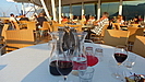 Rotwein, Weiwein und Wasser stehen beim Abendessen immer auf den Tischen