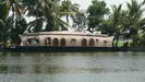 KERALA BACKWATERS - 
				mit einem dieser Hausboote fahren wir mehr als 3 Stunden durch die 
				Kanle und Seen der Backwaters