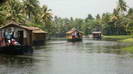 KERALA BACKWATERS - 
				auf den greren und kleineren Kanlen herrscht reger Bootsverkehr