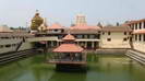 UDUPI - 
				wir besuchen den Shri Krisna Tempel (im Hintergrund) mit dem Tempelsee