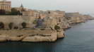 MALTA - 
				wir passieren die Lower Barrakkas Gardens (links), das alte Militrhospital (Mitte) und Fort St. Elmo (rechts)