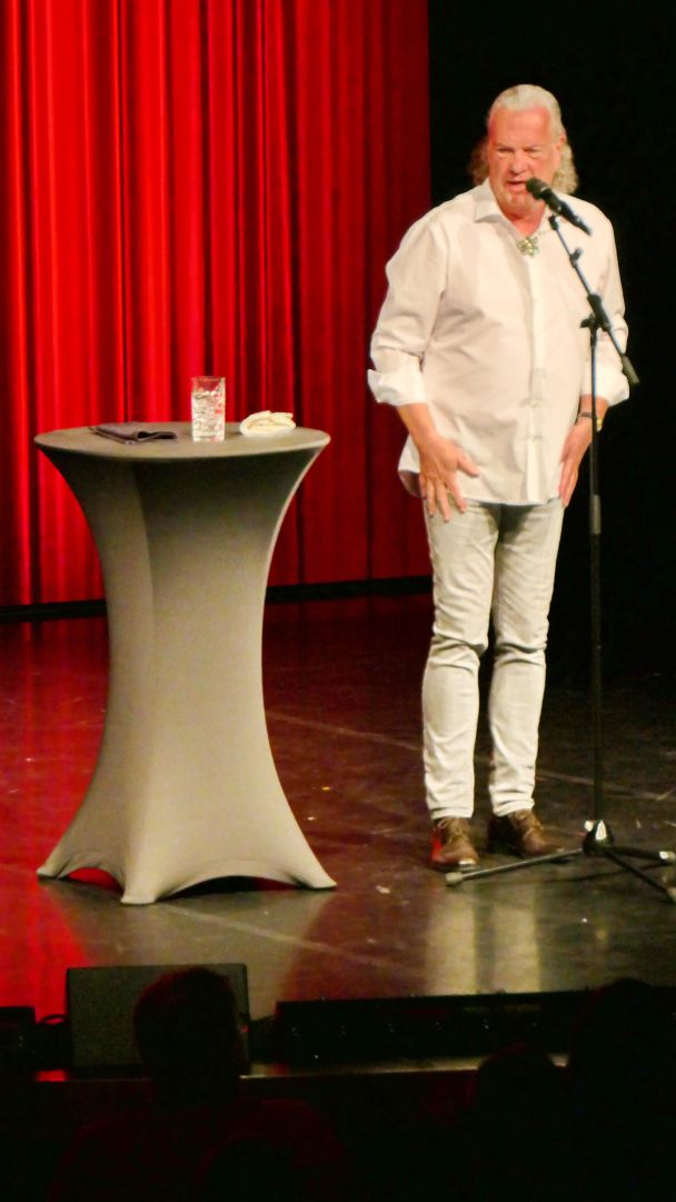 SEETAG - Comedian Manes