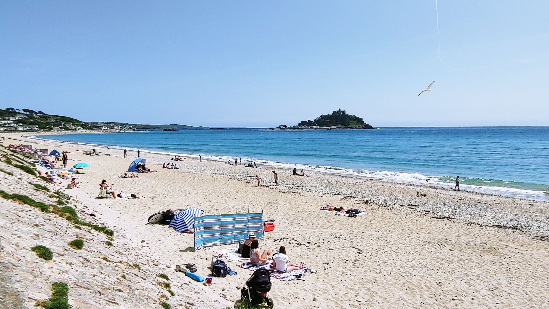 Marazion - schner Blick ber den Strand auf die Felseninsel Saint Michael's Mount