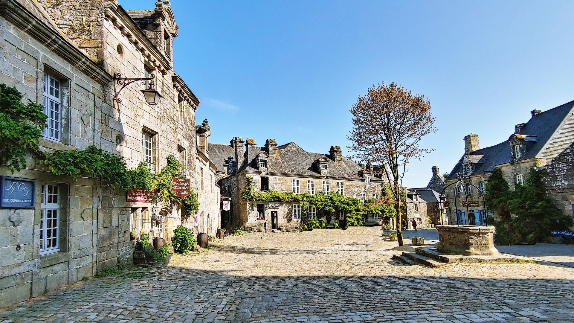 LOCRONAN - mittelalterlicher Kirchplatz