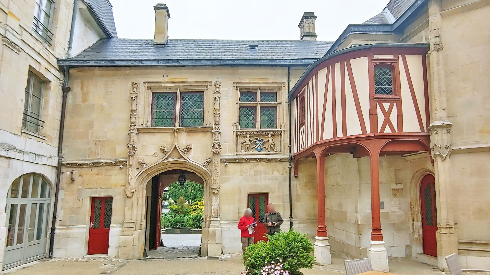 ROUEN - der Innenhof eines ehemaligen Renaissance-Palastes aus dem 16. Jhdt.