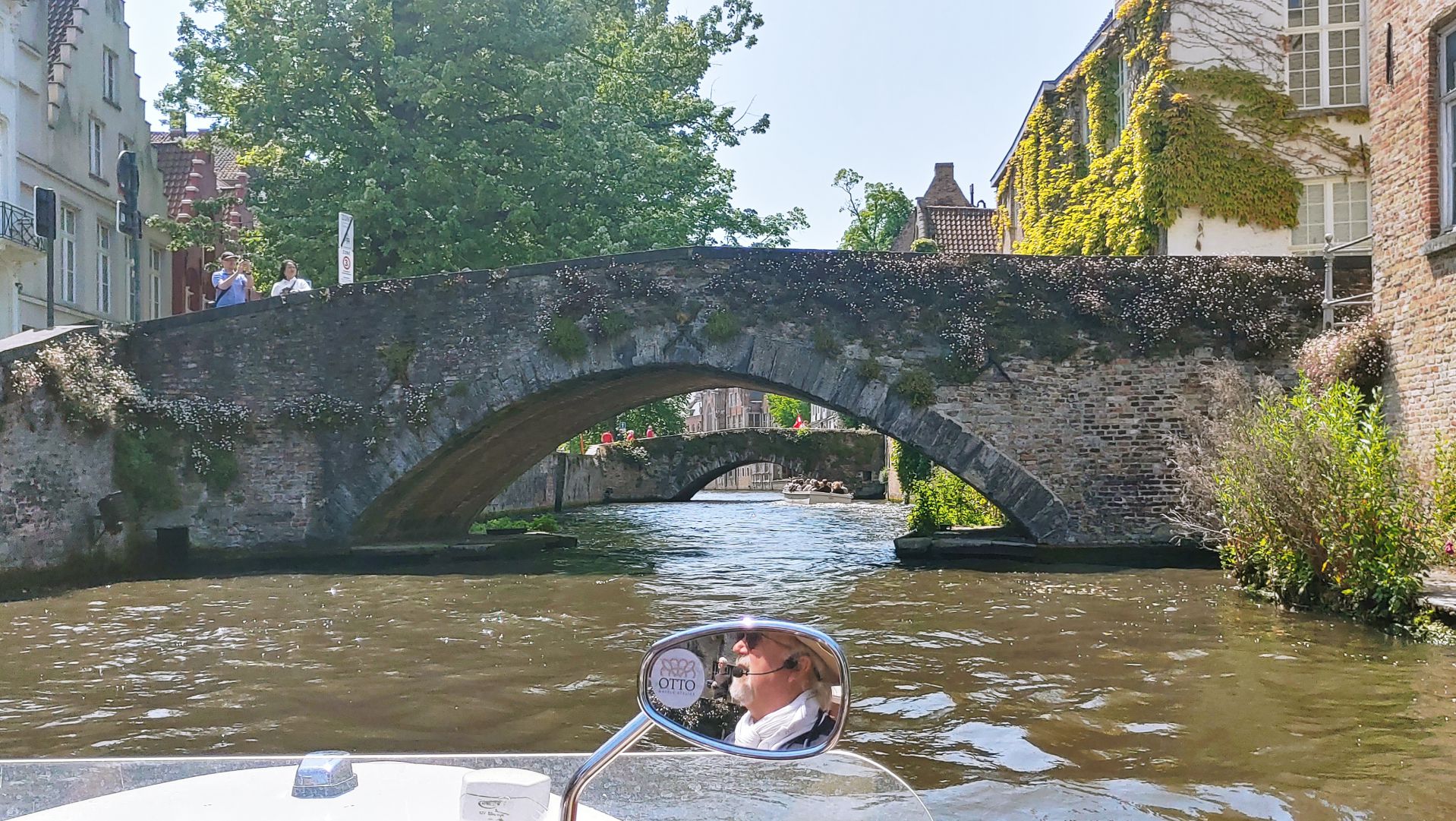 BR�GGE - niedrige Br�cken und ein informativer Bootsf�hrer