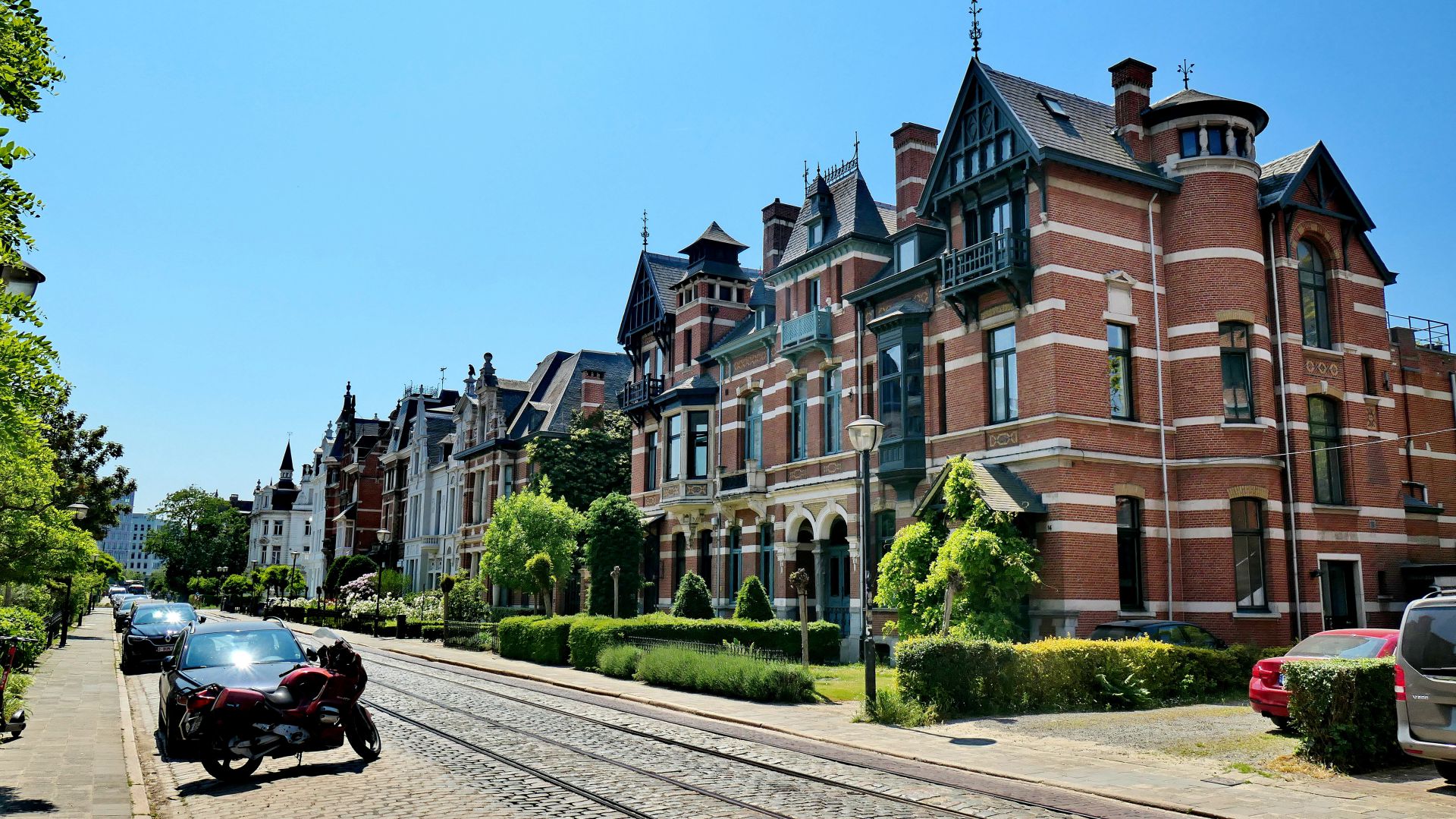 ANTWERPEN - die Stra�e Cogels-Osylei ist mit ihren sch�nen und beeindruckenden Herren-H�user 
								und Pal�ste aus der Zeit der Belle �poque sicherlich die Prachtstra�e des Viertels