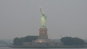 NEW YORK - ohne Sonne und im Nebel ist die Freiheitsstatue nicht besonders beeindruckend