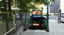 NEW YORK - typischer Eingang zur New Yorker Metro, kann man glatt �bersehen